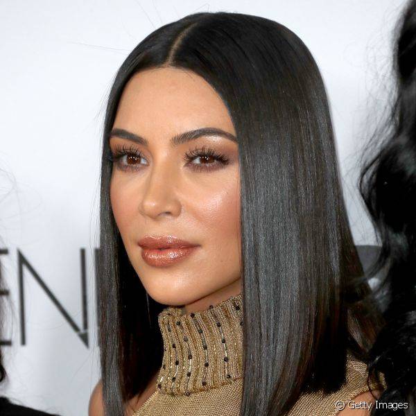 Sempre ditando tend?ncias de beleza, Kim Kardashian surgiu com uma maquiagem marrom com efeito glossy durante uma pr?miere em Hollywood (Foto: Getty Images)